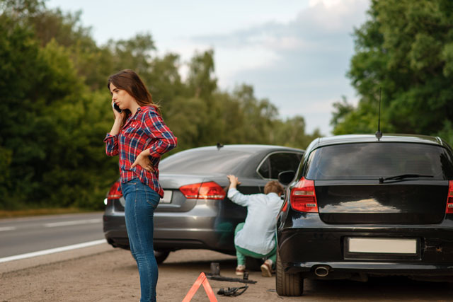 male-and-female-drivers-on-road-car-accident-7-steps-to-take